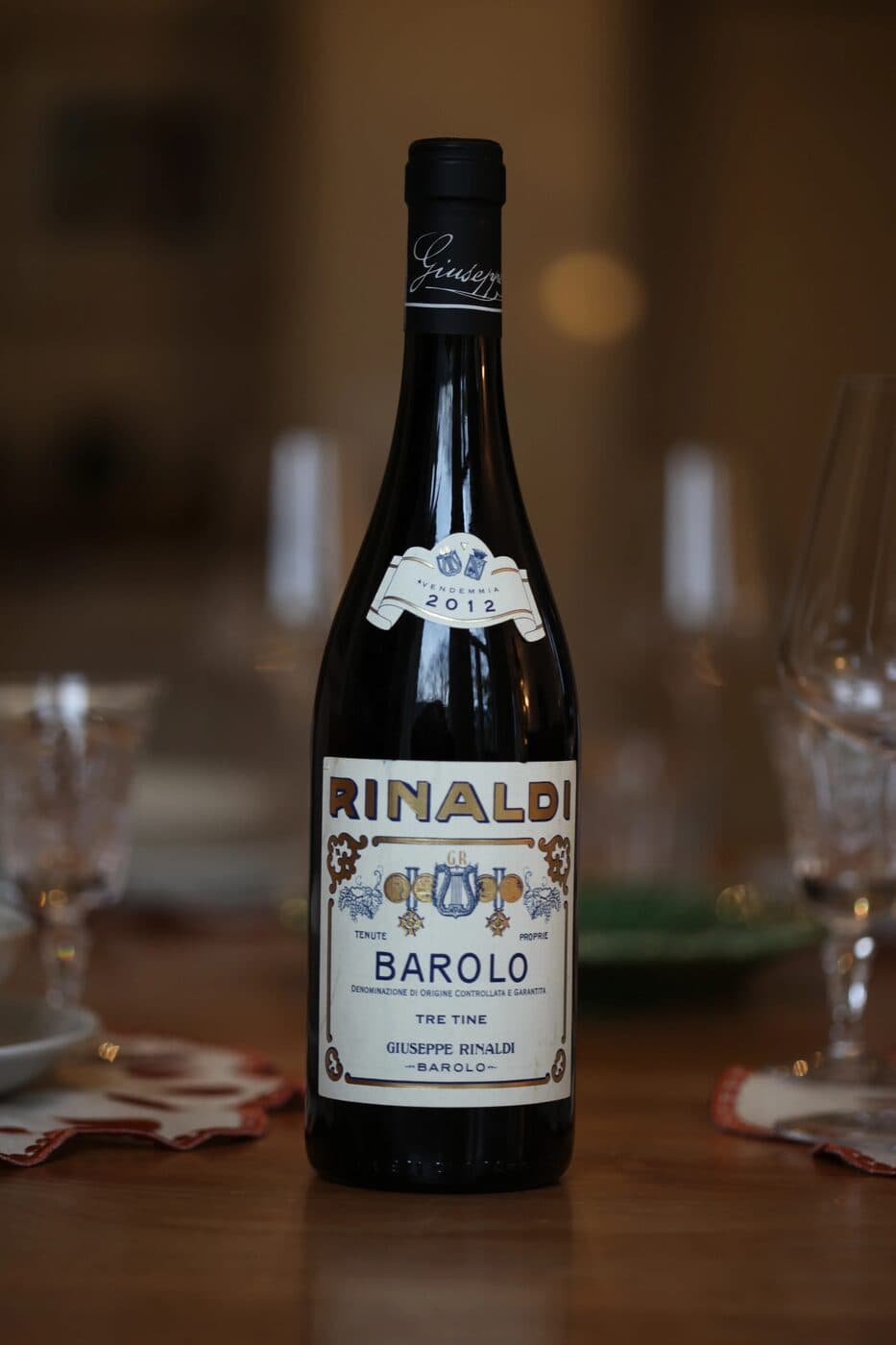 Een fles oude Italiaanse rode wijn op een houten tafel
